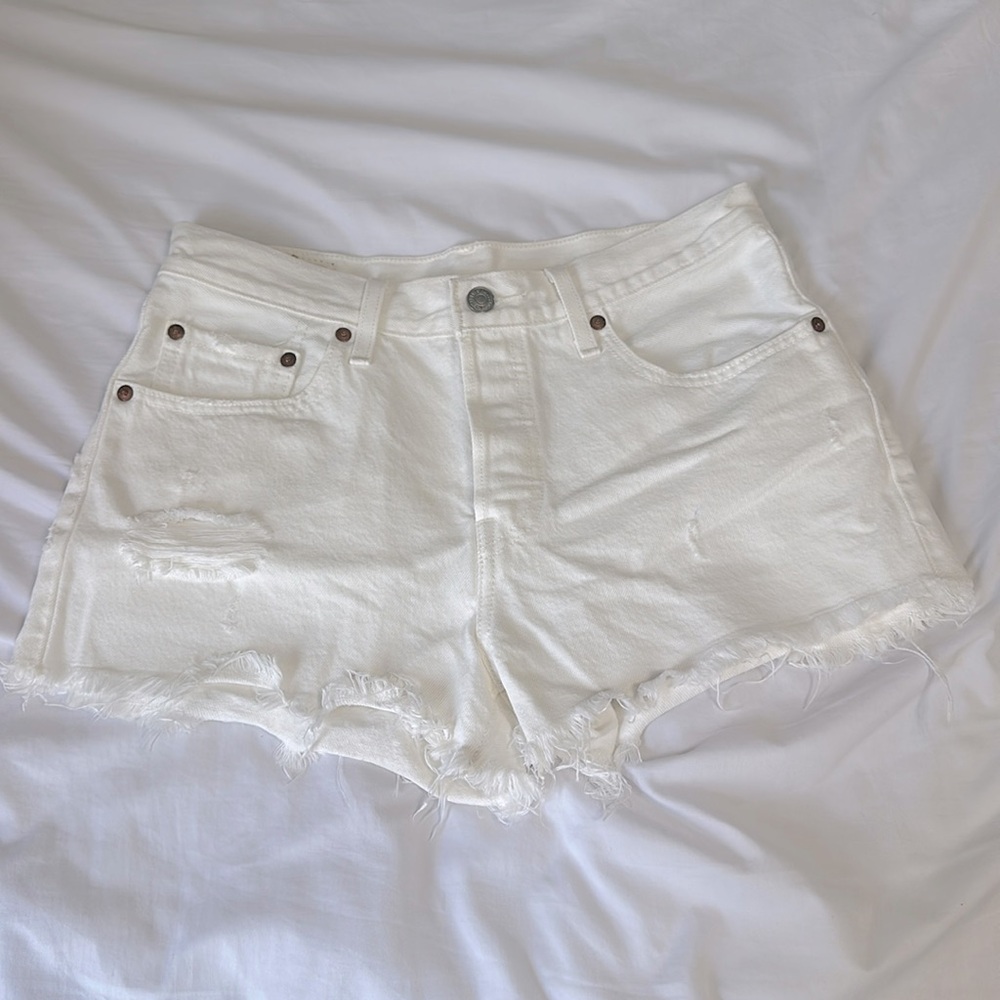 White Levi’s Shorts